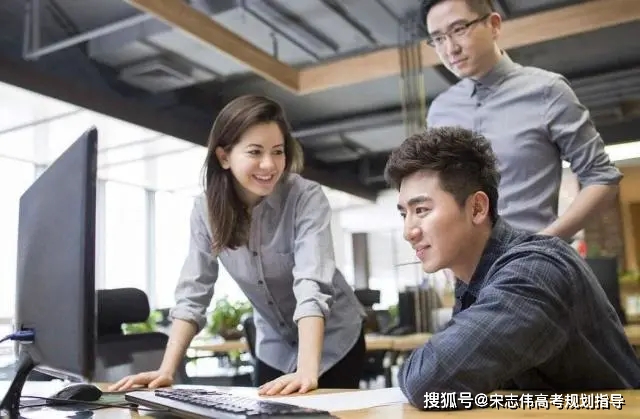 开云APP 开云官网入口大学毕业“收入最高”的五个专业毕业就能月入过万！潜力无限(图2)