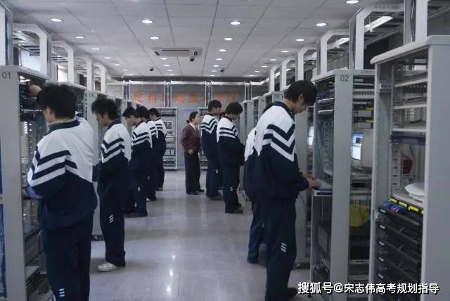开云APP 开云官网入口大学毕业“收入最高”的五个专业毕业就能月入过万！潜力无限(图3)