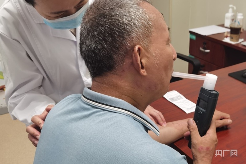 世界无烟日:戒烟门诊的尴尬开云体育 开云官网与无奈(图2) 世界无烟日:戒烟门诊的尴尬开云体育 开云官网与无奈(图2)