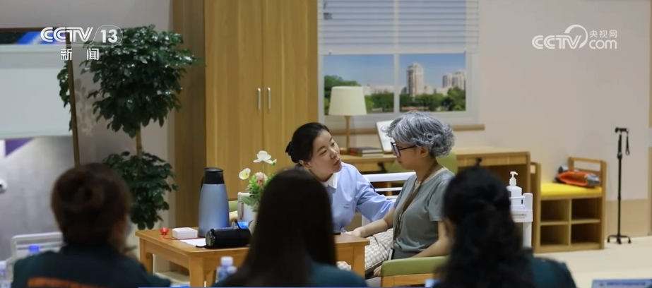 开云 开云体育平台聚焦餐饮住宿、养老托育等八大领域 多举措为服务消费发展增添新动力(图2) 开云 开云体育平台聚焦餐饮住宿、养老托育等八大领域 多举措为服务消费发展增添新动力(图2)